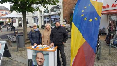 Inga Johnsen, Gr�fin zu Rantzau und Hans-J�rgen G�rtner am 04.05.2019 auf dem Marktplatz in Preetz