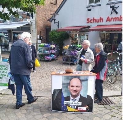 Dr. R�diger Koch im Gespr�ch mit interessierten Preetzern.